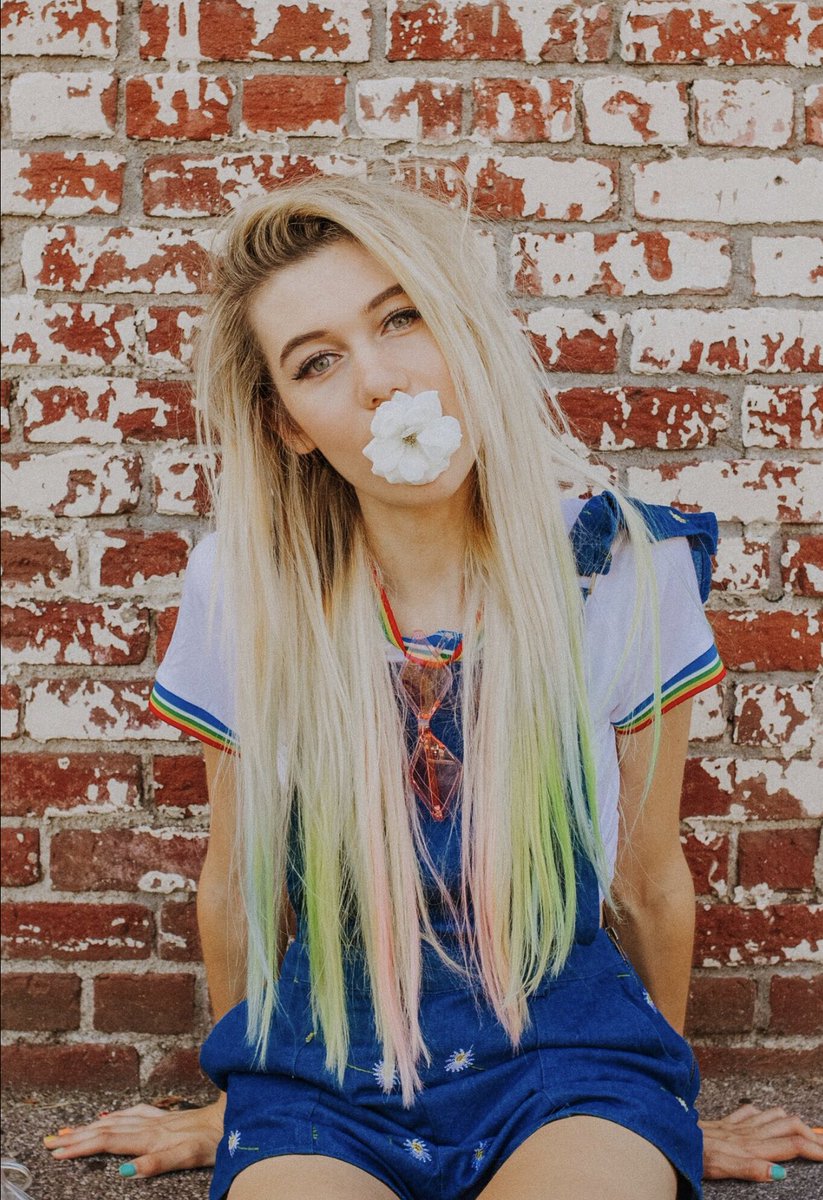 jessiepaege's tweet photo. NEW VIDEO: How to Survive School with No Friends

(based on my own isolation in high school) 🌟🌹

LINK: https://t.co/R1nvaq1T4h https://t.co/rD0k1edZlb