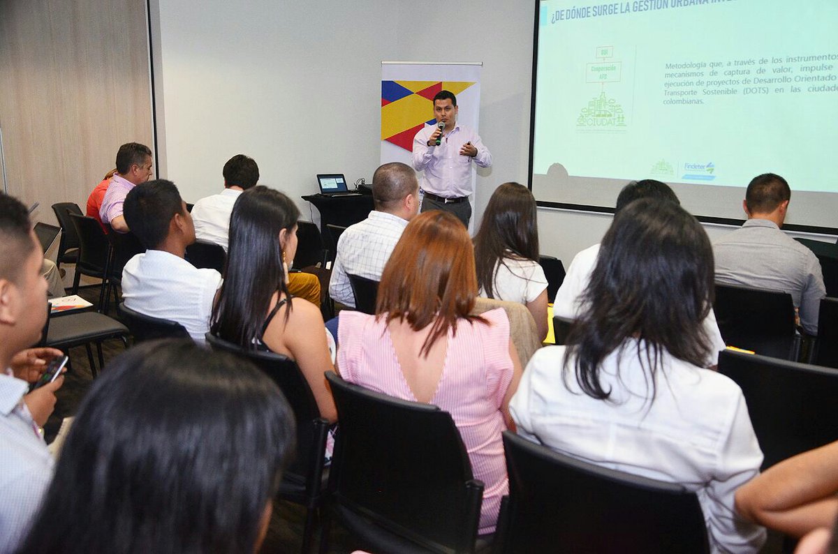 SETPSANTAMARTA's tweet photo. Santa Marta fue escogida por el @DNP_Colombia para desarrollar el 4to taller de fortalecimiento de los Sistemas Estratégicos de Transporte Público del País #SETPSantaMarta  da a conocer los avances obtenidos para la puesta en marcha del sistema en el año 2019 https://t.co/8HqcnaIEZ6