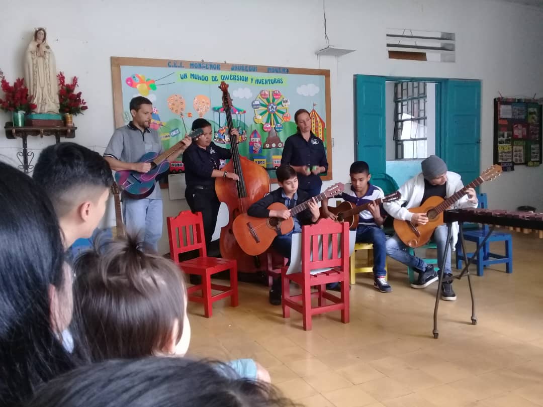 CEIMonsJauregui's tweet photo. #EscuelasAbiertasEnVictoria #Tachira Actividad cultural, festejando el día de la Virgen de los Ángeles. Gracias a la comunidad por el apoyo @JauaMiranda @charlychaves @RosangelaOrozco @MPPEDUCACION @ZonaEducTachira @chiqui_502 @divceup https://t.co/0GZA69QZPT
