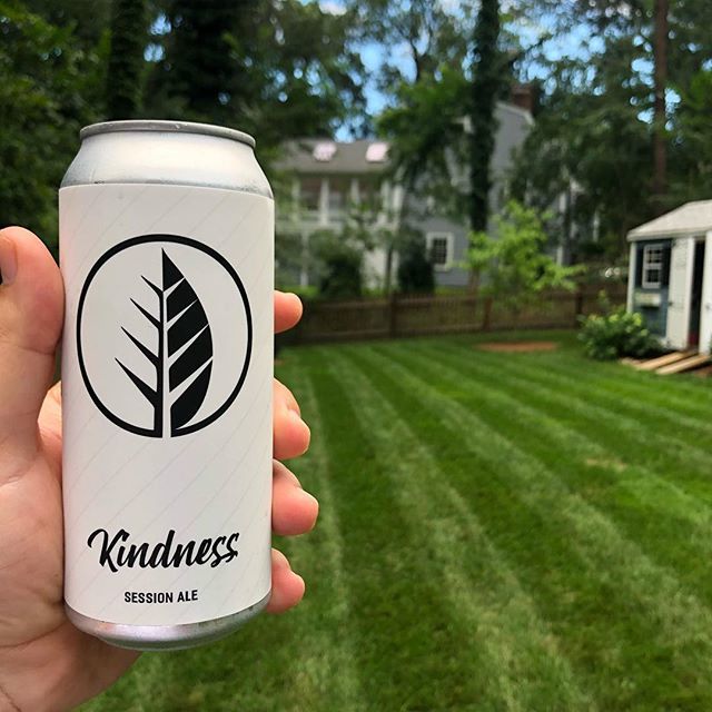 DrinkCraftBeer's tweet image. Post mow reward! @deciduousbeer Kindness has to be one of my fav beers of the summer. #craftbeer #sessionbeer #enjoythemow #stripes #drinklocal ift.tt/2vt7NMA
