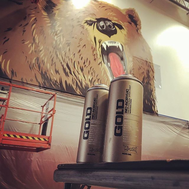 scottlakey_'s tweet photo. Throwin’ it down in #moscow #idaho for the junior high and high school #mmmpaint .
.
#montanagold #school #mural #gym #schoolspirit #gofightwin #dabears #wetpaint #rattlecanman #rockon @artcolab @jermiswhoiam @borninvincible #jerm #doveone https://t.co/SMsJ2ty5j6