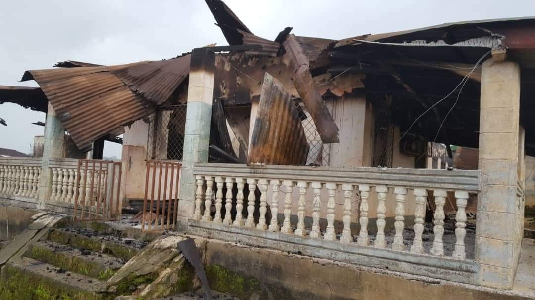 BaretaNews's tweet photo. Patient burnt alive in a hospital set ablaze by #Cameroun's soldiers.
@cnni @BBCAfrica @GuardianAfrica @jeune_afrique @LeahHardingAJE @eucopresident @StateDept @VP @realDonaldTrump @UNHumanRights @hrw @UN @AU_PSD @VOAAfrica @PunchlineAfric https://t.co/V87w07tCIR