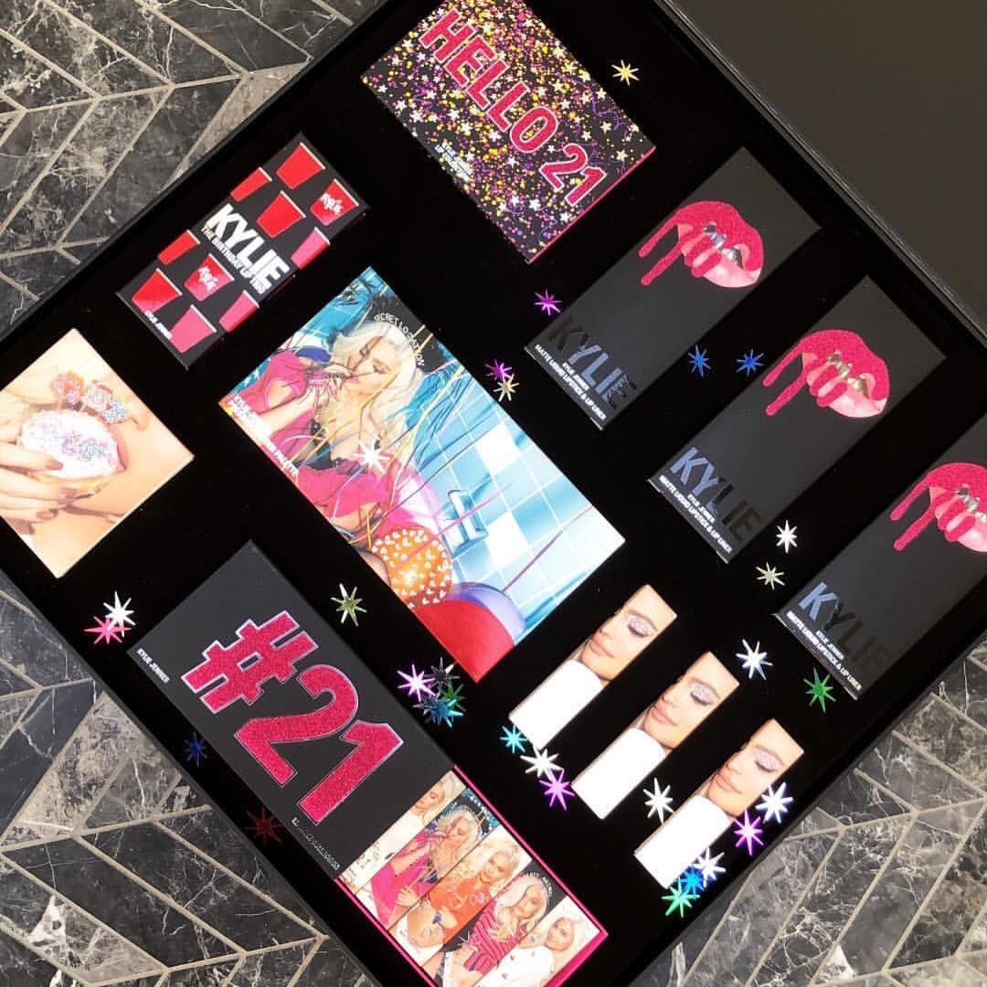 kyliecosmetics's tweet photo. #21 #August6 🎈🎂 https://t.co/Tyz7FEgREw