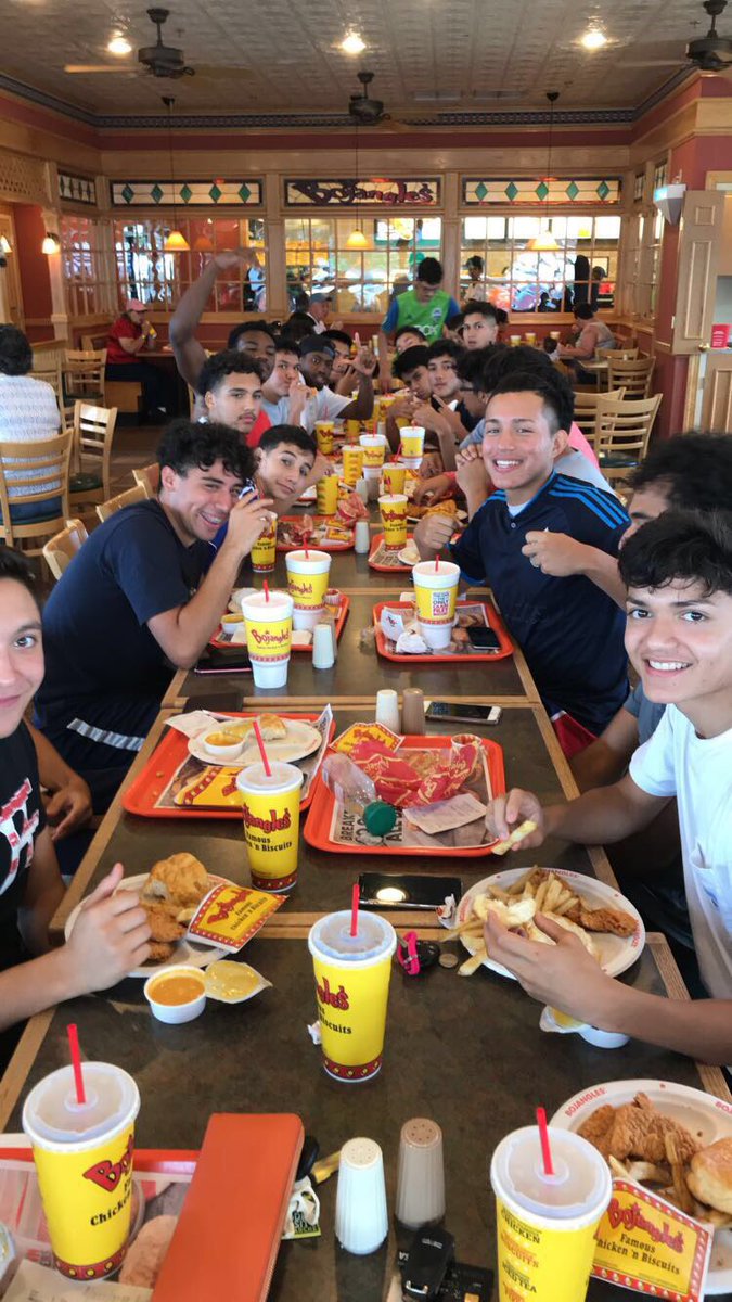 SSS_MensSoccer's tweet image. Celebrated the end of tryouts and our captain, Smiley’s birthday at Bojangles this morning! Thank you to everyone who came out for our team and congrats to those who made it! You made it extremely hard for Coach McGrath to decide! #teambonding #ssstrong #oneteamonedream
