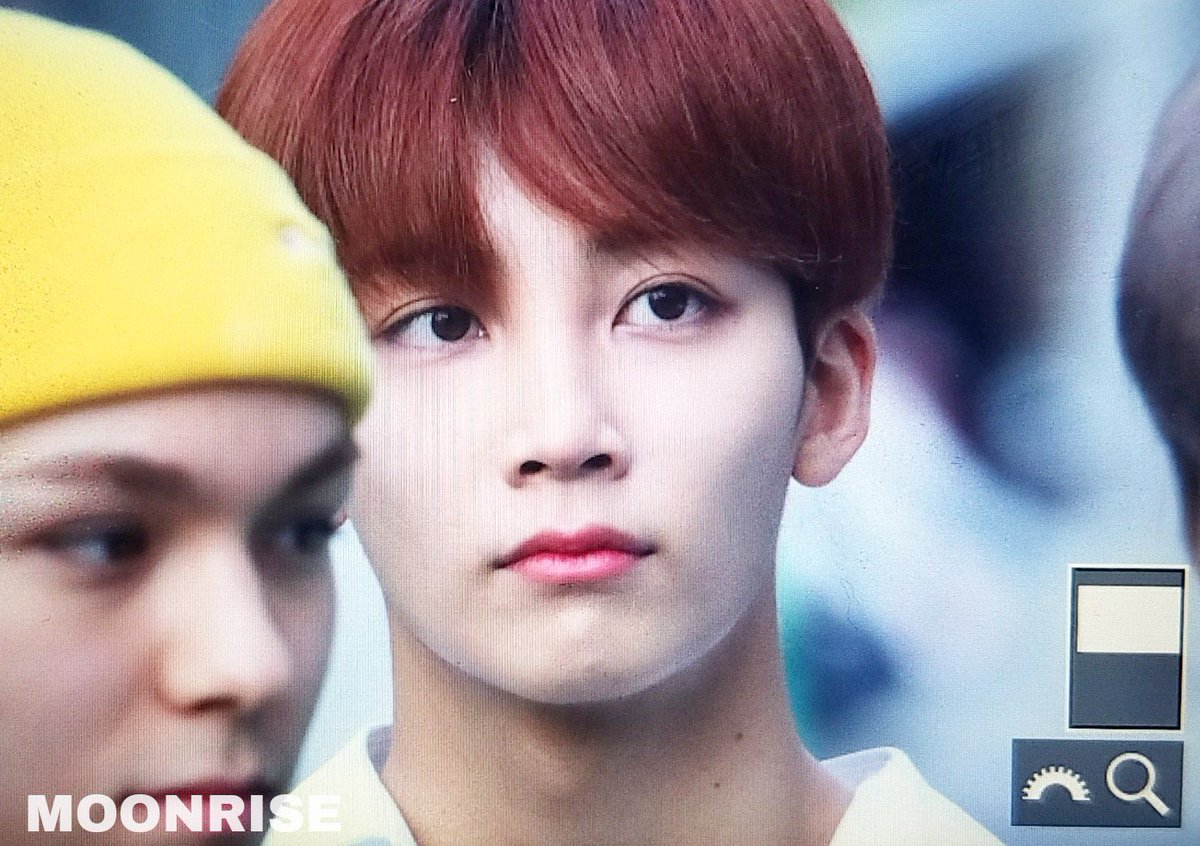 moonrise1004's tweet photo. 180803 뮤직뱅크 출근 #세븐틴 #정한 #SEVENTEEN #JEONGHAN 
정하니 너무 이뻐서 어쩌나....😂😂😂 https://t.co/9rGXcupNPS