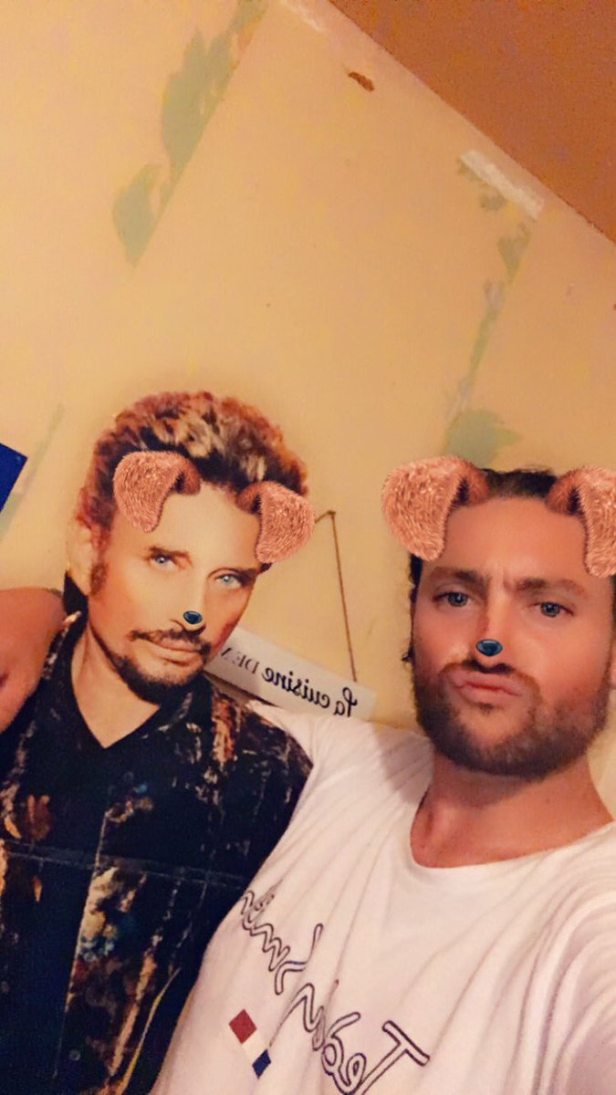 Joh_Fln's tweet photo. Johnny le sang 💉
#phenix #nemeurtjamais #allumerlefeu #ohhhmari #jemenbranle #leprochainhashtagserapute #pute
#cestdrole https://t.co/GMhy9nYwhR