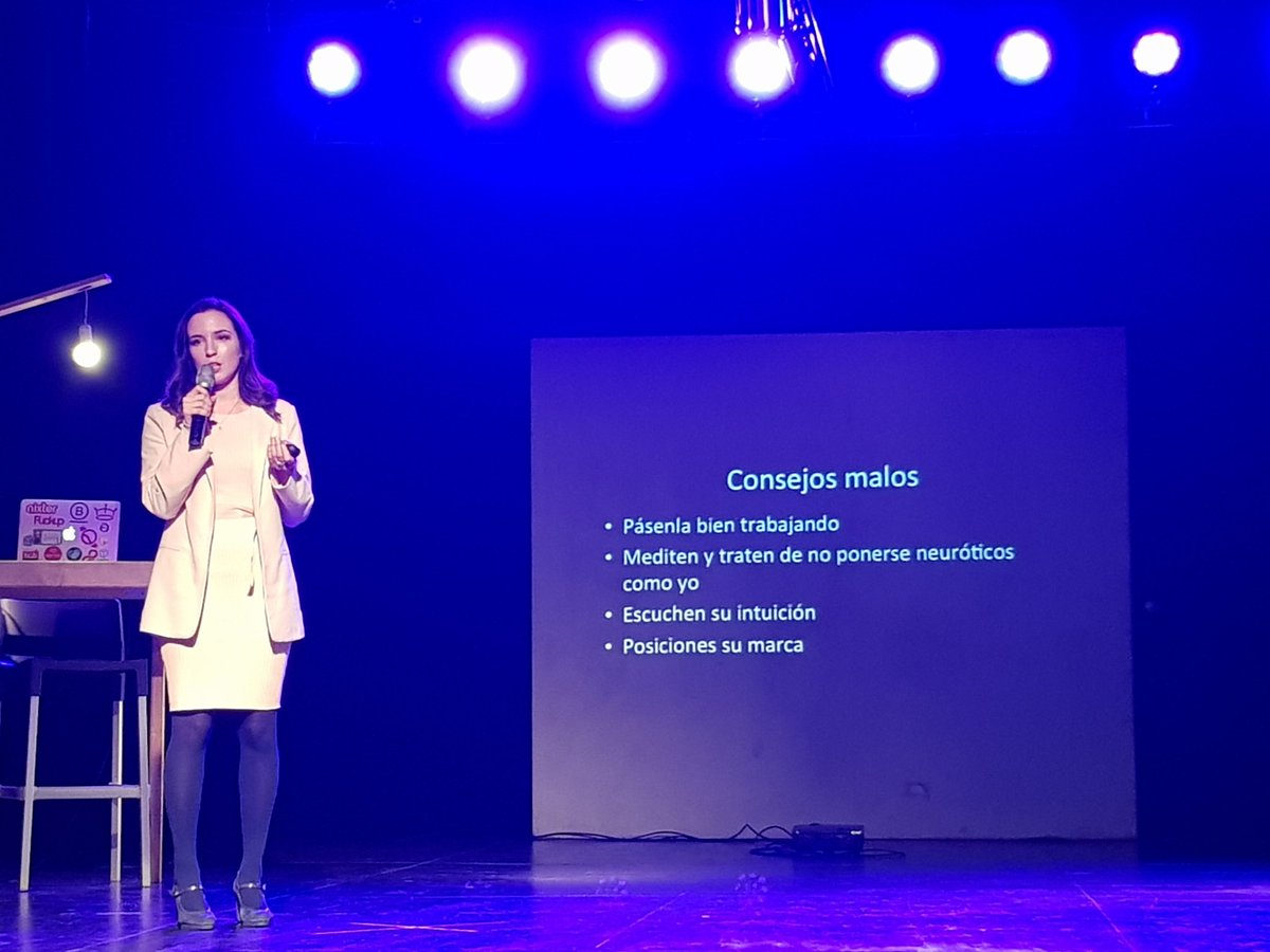 #FuckUpNight | Ahora expone <a href="/MikaHerrera/">Carolina Herrera</a> quien llama a los emprendedores a: "Jamás tengan una estrategia de marketing tan disfuncional como yo, vendan desde el día uno, no le den el 50% a nadie y manejen sus emociones!"