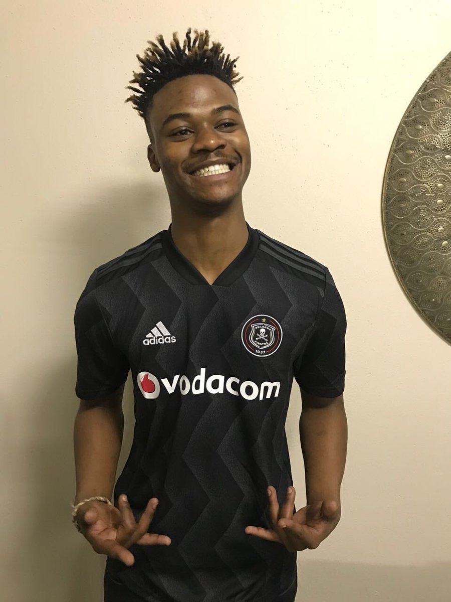 MlindoRSA's tweet photo. Big S/O to @orlandopirates and @adidasZA for the Jersey #BhakaBhaka4Life https://t.co/Y9PEnAFvRI