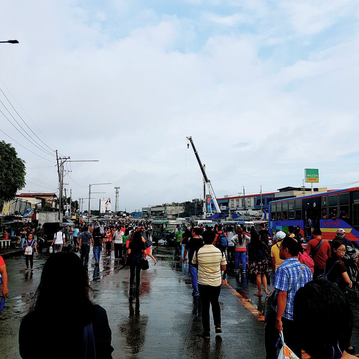 dearmichaeng's tweet photo. Ganito kami sa Quezon City. #lateatwork #FridayFeeIing #WalangPasok #fridaymood https://t.co/q4uoU7hb8f