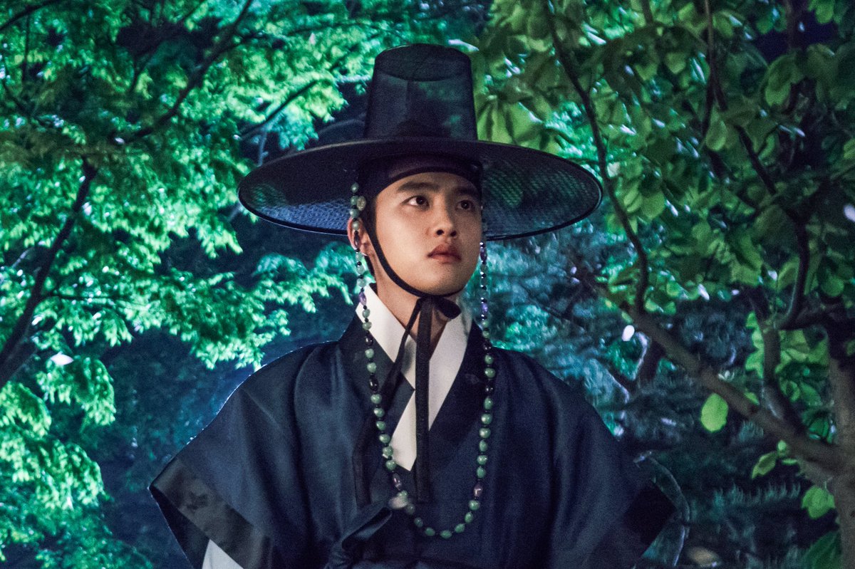 완벽한 왕세자 ‘이율’로 변신한 도경수의 스틸컷을 공개합니다! 
오는 9월 10일 월요일 첫 방송되는 ‘백일의 낭군님’에서 그의 매력적인 모습을 만나보세요~ 

📺tvN ‘백일의 낭군님’ : 2018.09.10. (월) 밤 9시 30분 첫 방송 

#DohKyungSoo #도경수 #백일의낭군님 #EXO #weareoneEXO #DO(D.O.)