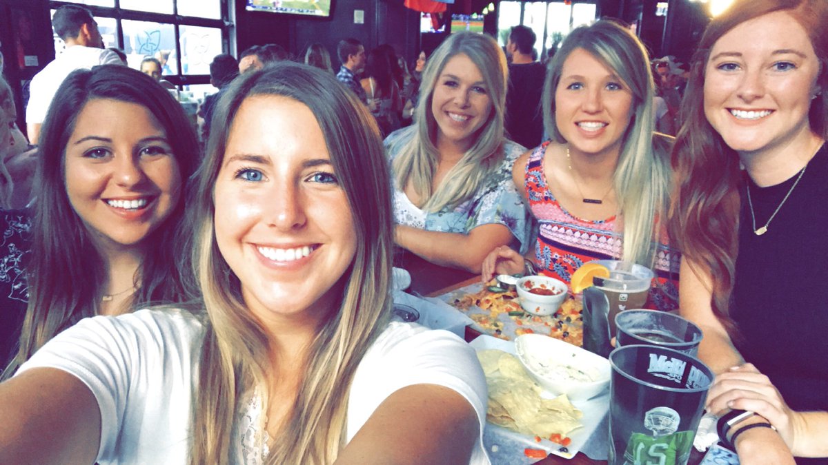 dede_hay's tweet photo. Skipping studying for Billy, we “Must Be Doin’ Something Right” #HCNKC https://t.co/BFd6RVkBMf