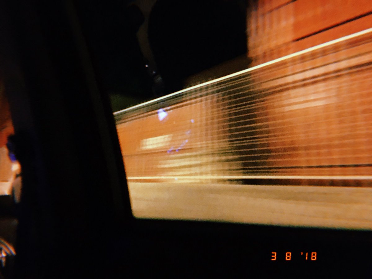 yorgun bir keten kuşuyum şimdi
koydum lavtamı kenara*