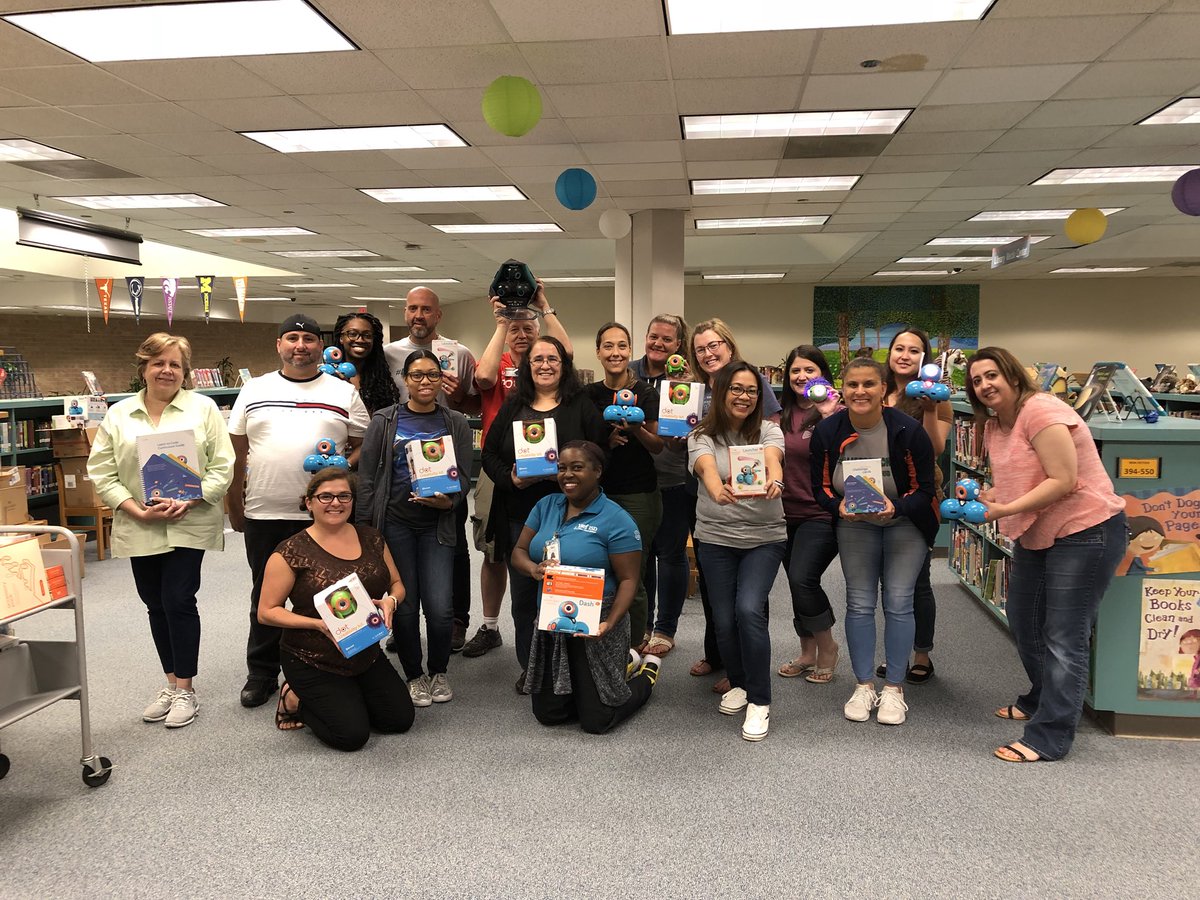 scastro122's tweet image. Worked with a great group of @AliefISD teachers today. Thanks for the invitation @AliefTech and @SK4DL #edtech #elementaryrobotics
