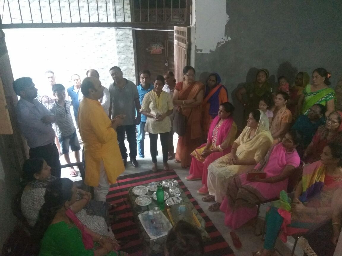 #आपका_विधायक_आपके_दुवार 
दिनांक, 02.08.18 को गली नंबर 8, साध नगर में जनसंपर्क द्वारा लोगों की समस्या और उनके सुझावों को सुना गया।