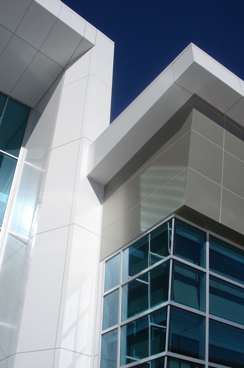 POH_Architects's tweet image. Clean lines, smooth edges and geometric forms create a dynamic use of metal panels.
#modernarchitecture #moderndesign #americanarchitecture #architecture #inspiringspaces #modernarchitect #glass #riversideepicenter #recreation #design #metal #windows #detail @RiversideEpiCtr