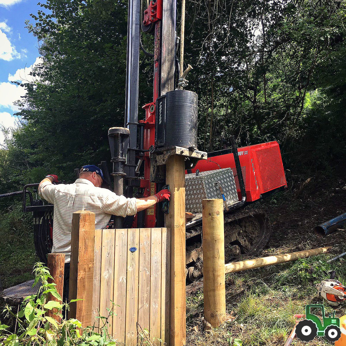 Paddock_service's tweet photo. Restricted access and on a slope is no problem with the right kit 👌
#goanywhere #precisionwork #restrictedaccess #gateway #gatepost #protech #protechevo1 #whenthegoinggetstough #intheshade #postknocking #fencing #gates #paddock https://t.co/cKjipCWSAs