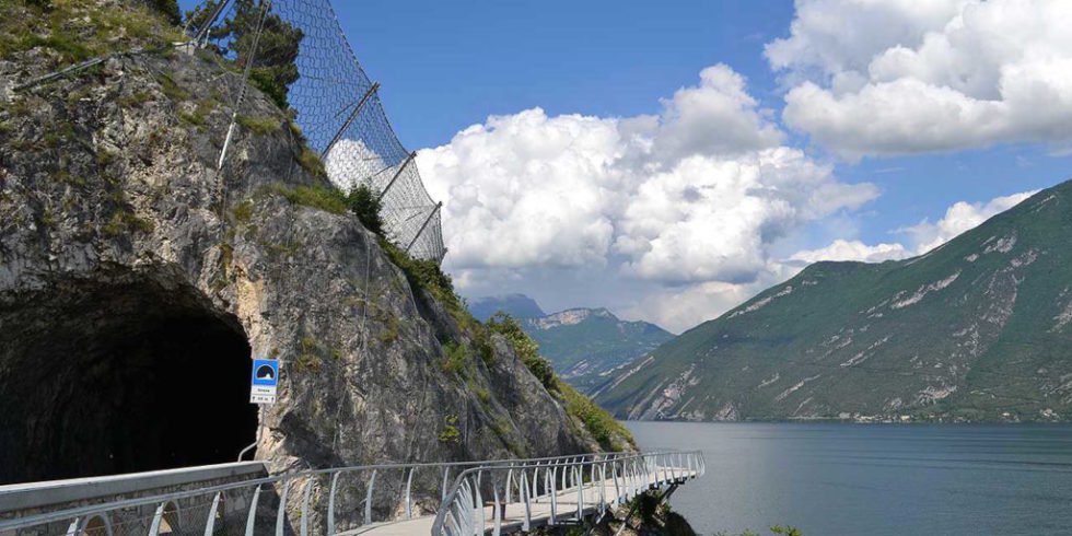 SecretCoAuthor's tweet image. Am Gardasee entsteht einer der spektakulärsten Radwege Europas ingenieur.de/technik/fachbe… @ingenieur_de
