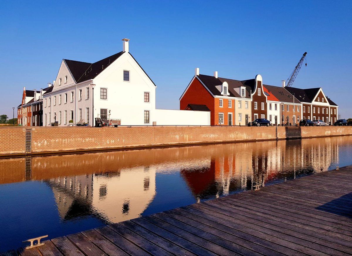 Blauwestad's tweet image. Prachtige plaatjes in Blauwestad vanochtend vroeg #blauwestad #oldambtmeer #ergaatnietsbovengroningen #hethavenkwartier #nieuwbouw #kavels #woningen #woningentekoop #woneningroningen #wonenaanhetwater