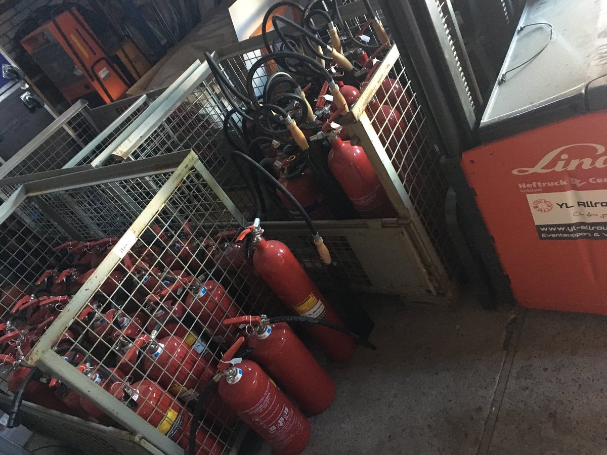 YLallround's tweet photo. Onder veiligheid vallen natuurlijk ook brandblussers. Je hoopt ze nooit nodig te hebben op j event maar uit voorzorg zijn ze verplicht. Vandaag worden er weer ruim 50 bij ons gekeurd zodat je goedgekeurde brandblussers kunt huren bij YL-Allround #ourforceyoursupport https://t.co/zijAFjSsTi