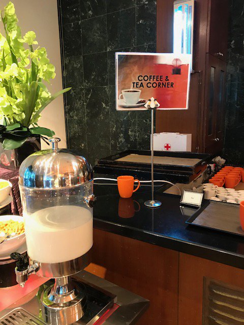 TomNakamura's tweet image. Enjoyed #breakfast in a small table with #selfserved #coffee and tea. Realize that #landprice and #laborcost are expensive in #Singapore.