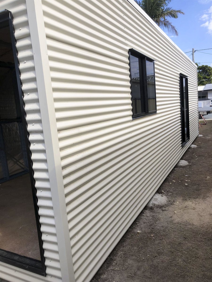 Backyard_Pods's tweet photo. 1 bedroom 'driveway apartment' for daughter in Brisbane finally takes shape - last day of installation by Mike Jongebloed, lockup achieved. @COLORBONDsteel Classic Cream was chosen to match the fence and main house. #tinyhouse #backyardpod #drivewayapartment https://t.co/VtFLN89Gmt