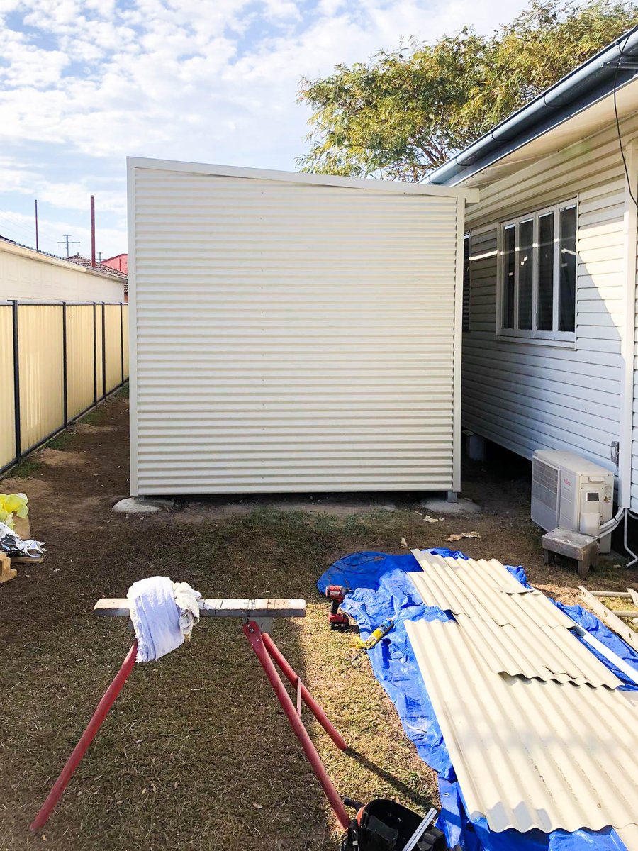 Backyard_Pods's tweet photo. 1 bedroom 'driveway apartment' for daughter in Brisbane finally takes shape - last day of installation by Mike Jongebloed, lockup achieved. @COLORBONDsteel Classic Cream was chosen to match the fence and main house. #tinyhouse #backyardpod #drivewayapartment https://t.co/VtFLN89Gmt