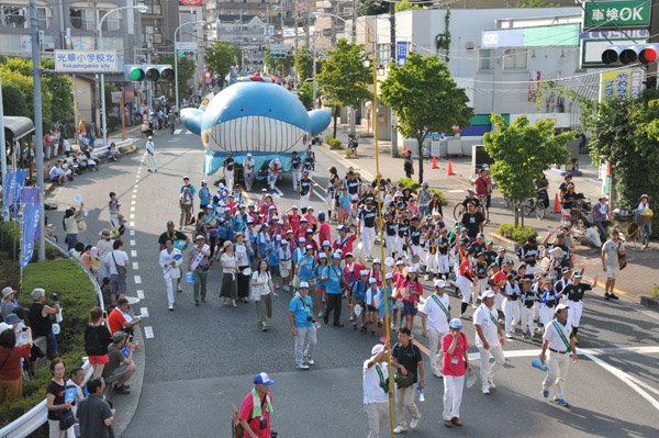 昭島市 明日は昭島市民くじら祭 8月4日 土 5日 日 に開催 お友達やご家族と ぜひ皆さんで遊びに来てください なお 交通規制が行われますので ご協力をお願いいたします 写真は昨年のようすです 昭島くじら祭 T Co Eoakocybu0