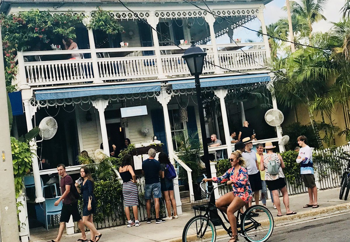 one_restaurant's tweet image. Tonight’s Agenda——&amp;gt;&amp;gt;&amp;gt; The secret is to order a crisp #finewine🍷 and a delish #tapa to finish off the night🙌 #point5 #floridakeys #nineonefivekeywest #balconyviewsbelike #islandvibes🌴@one_restaurant