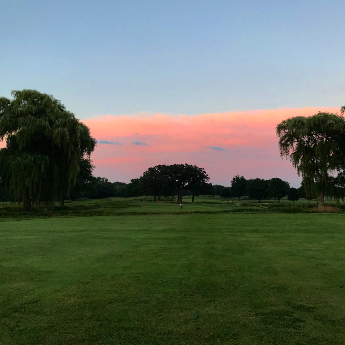 ReeceStreufert's tweet photo. These pics are from the same sunset tonight. Crazy Awesome. #PraiseTheOne https://t.co/NHs8dzDtWV