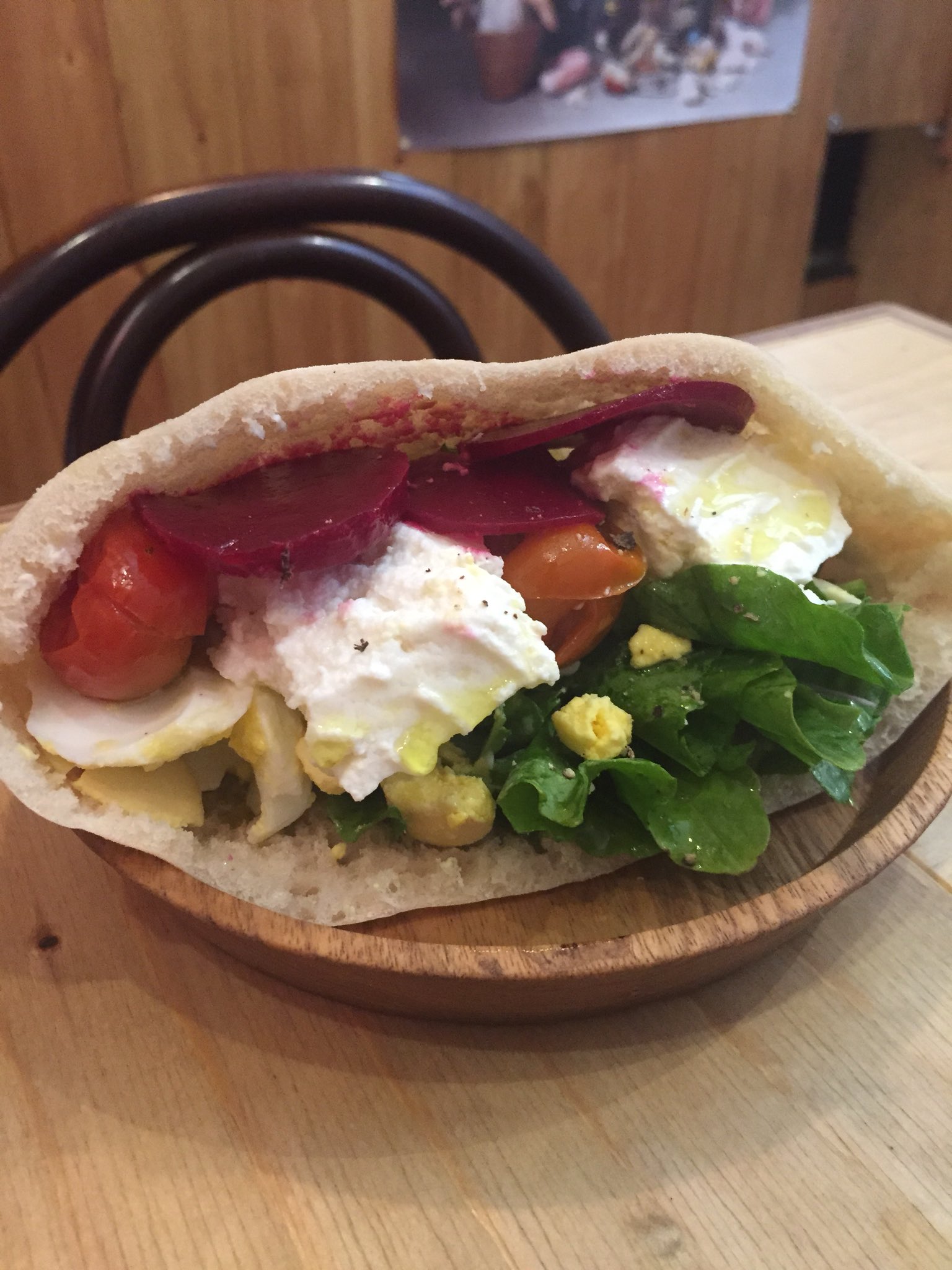 Cafe Ilo 本日のサンドイッチ リコッタチーズ ゆで卵 味の濃いルッコラ ビーツ酢漬け リコッタチーズのさっぱり感がたまりません もちろんパンはえんツコ堂さんのスペルト小麦のピタパンです T Co Jf9sjqk2km Twitter