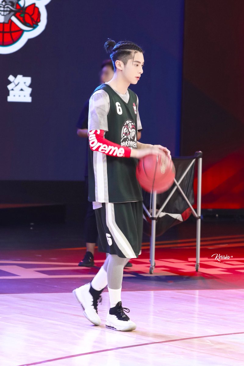 Dylan Wang Daily 😎 on X: [HD] 180713 Super3 Basketball Competition cr:  kerria #DylanWang #王鹤棣  / X