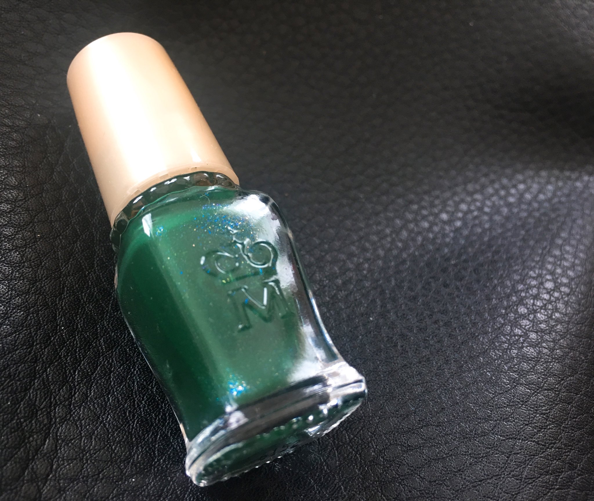 M子 マジョリカマジョルカのマニキュアgr615夜の森がすごい可愛い 深緑色にチラチラ青ラメが入ってて ギラギラしすぎないラメ感と発色の良さが良い 380円でこれはすごい