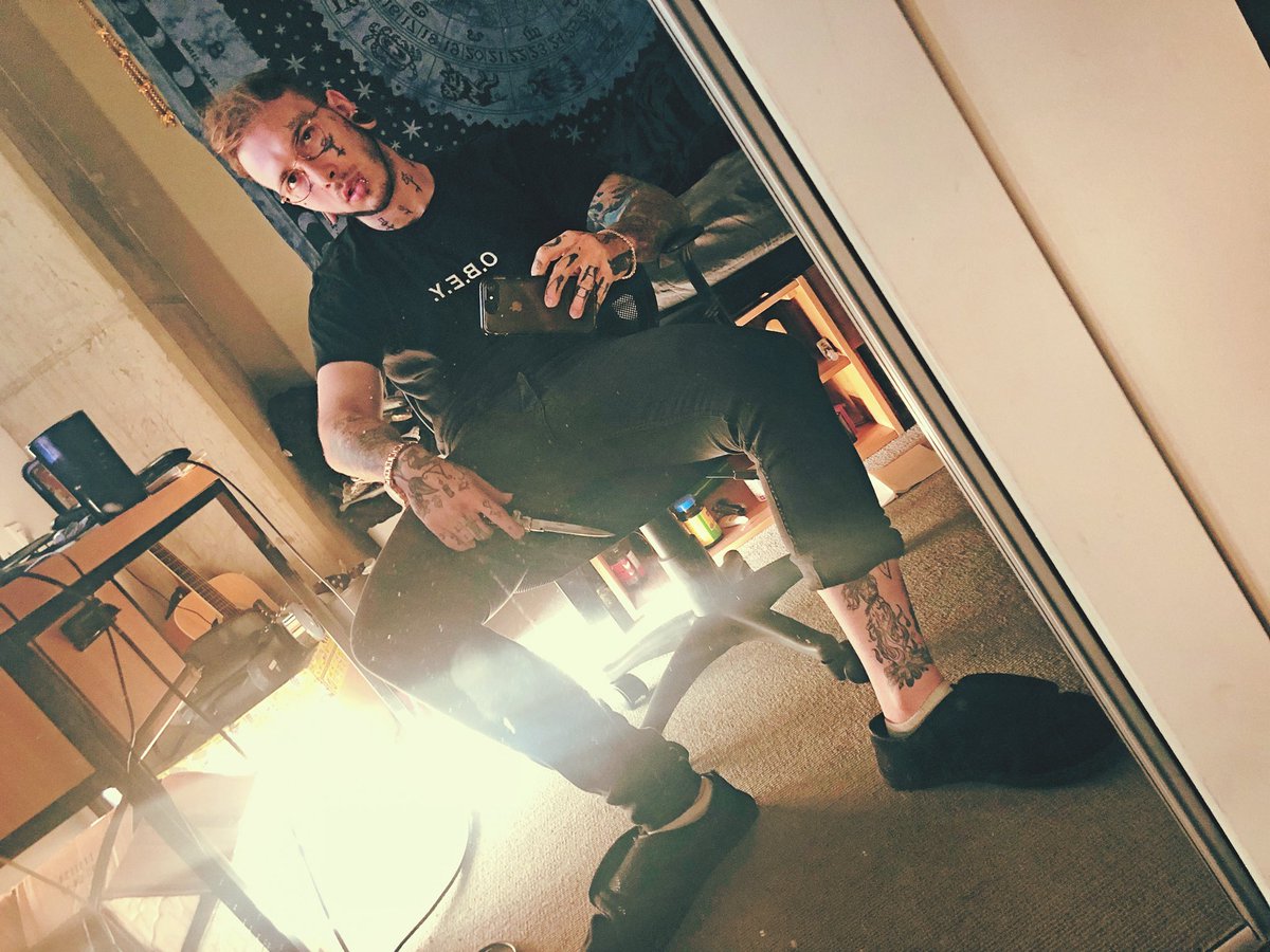 LilTooSad's tweet photo. I look like a serial killer/thrasher dad 🔪but you can call me daddy💀🕯💀 #Halflife #HangGang #LilSith #DeadDaddy #thrasherdad #SerialKiller #gothboi #goth #dead #punkstar #emo #punk #switchblade #lover https://t.co/yBYhZBR3Ia