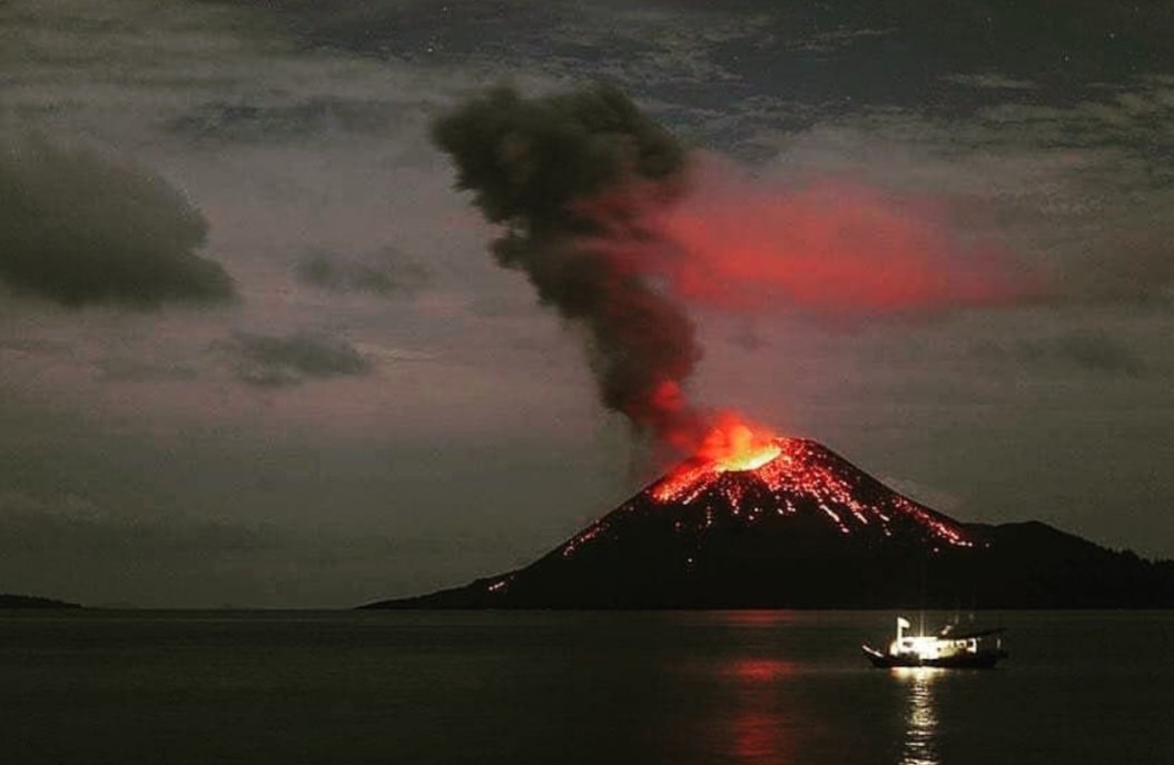 Gunung Anak Krakatau terus meletus melontarkan abu, pasir dan lava pijar. Sudah terjadi 49 kali letusan selama 3/8/2018 pukul 00.00-06.00 WIB. Radius berbahaya diperluas menjadi 2 km dari sebelumnya 1 km. Meski meletus tetap aman untuk penerbangan dan pelayaran.