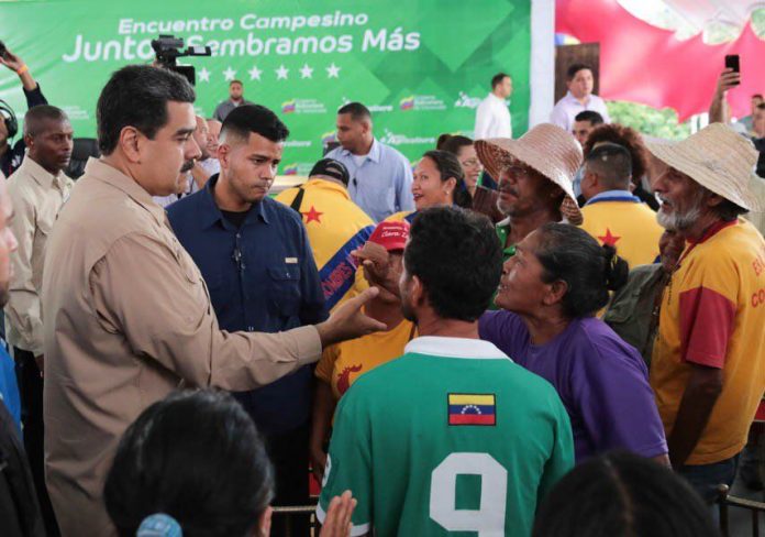 MRobertSerraBns's tweet photo. “Bien hecho que se hayan ido a la calle a despertar la conciencia nacional. ¡No podemos permitir haya un retroceso ni una reversión! ¡La lucha de clases está viva, y yo no le tengo miedo!” @NicolasMaduro 
#MarchaCampesinaAdmirable https://t.co/SsmhwwolbS