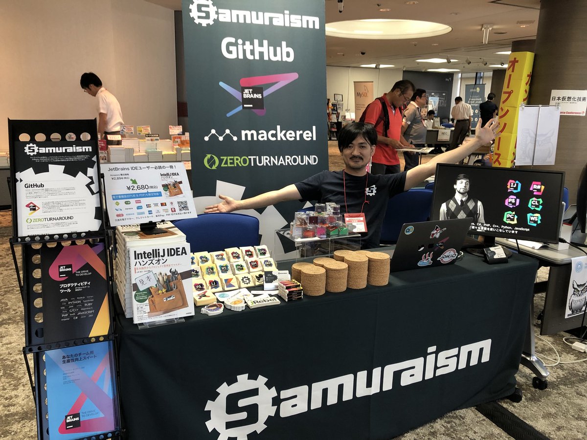 Samuraism's tweet image. 本日はオープンソースカンファレンス京都☀️で出展しております。GitHub EnterpriseやMackerel(はてなのお膝元ですね！)、JetBrainsなど開発者向けのツール、サービスを弊社では取り扱っております。ステッカーやパズルなどもお配りしております。気軽にお立ち寄りください🙇🏻 #osckyoto