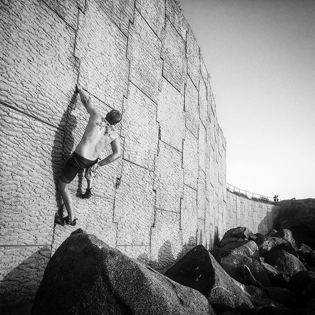 mcfrankles's tweet photo. No surf? No car? No problems! .
.
#climbing #bouldering #sandiego #sunsetcliffs #harderthanitlooks #oceanlove #sunset #realselfie #love https://t.co/KqdCMRV2yh https://t.co/i4DJbFDOjY