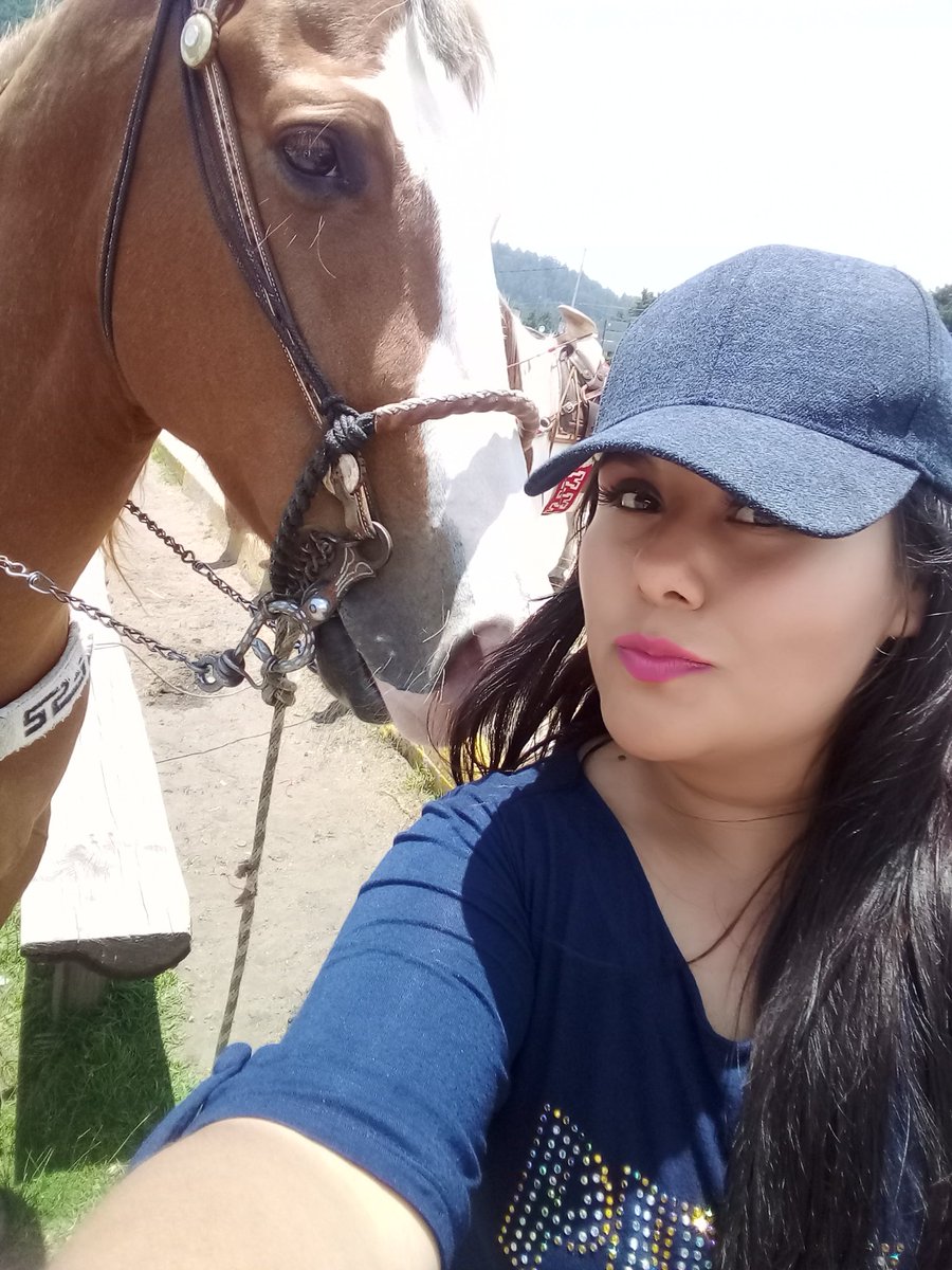 ingridQuezada92's tweet photo. @LaGabyLlanas #JuevesDeSelfies 
Caballito chulo 🐎🐴😘 https://t.co/xzJ0rQrBma