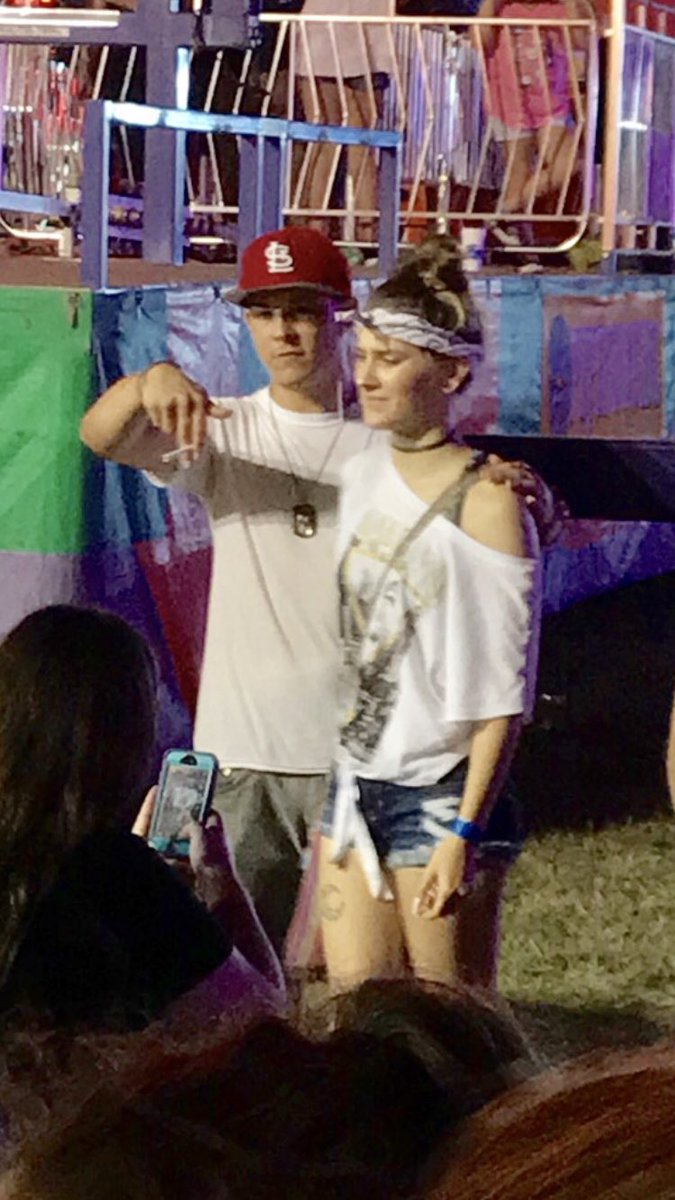 FairFinds's tweet image. Peace up, Cig side down @Nelly_Mo #FairFinds