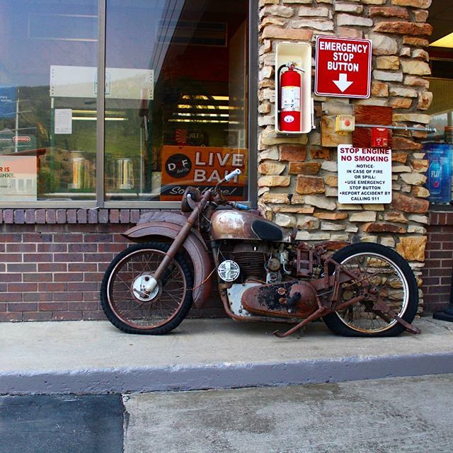 JohnnyKillmore's tweet image. Fixer upper at the gas station in Steamboat Springs.
.
.
.
.
.
#jkroams #veteransride #veteransride2018 #vcr2018 #charityride #monsterenergy #butlermaps #cyclegear #sturgis #sturgis2018 #roadtrip #motorcycle #ontheroad #instagood #instagram #instadaily #instatravel #motorcyc…