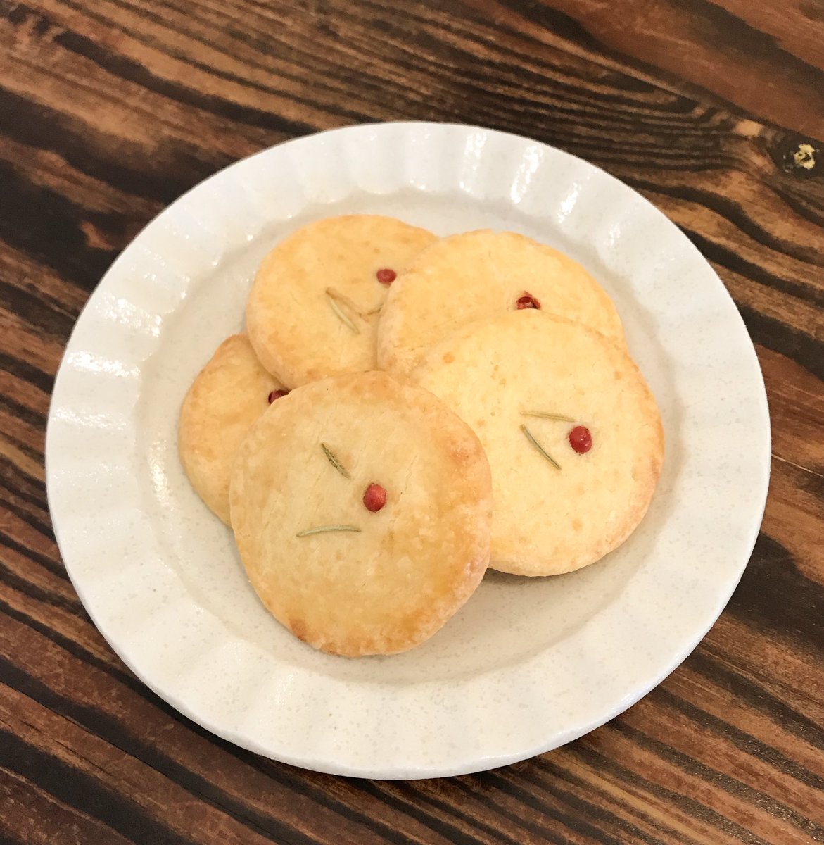 シャッツキステ ユキト チーズクッキーを作りました チーズを練りこんだ塩気のあるしっとりとしたクッキーです ピンクペッパーとローズマリーで可愛らしく仕上げました 夏の塩分補給にぜひお召し上がりくださいませ 300 5枚 無くなり次第