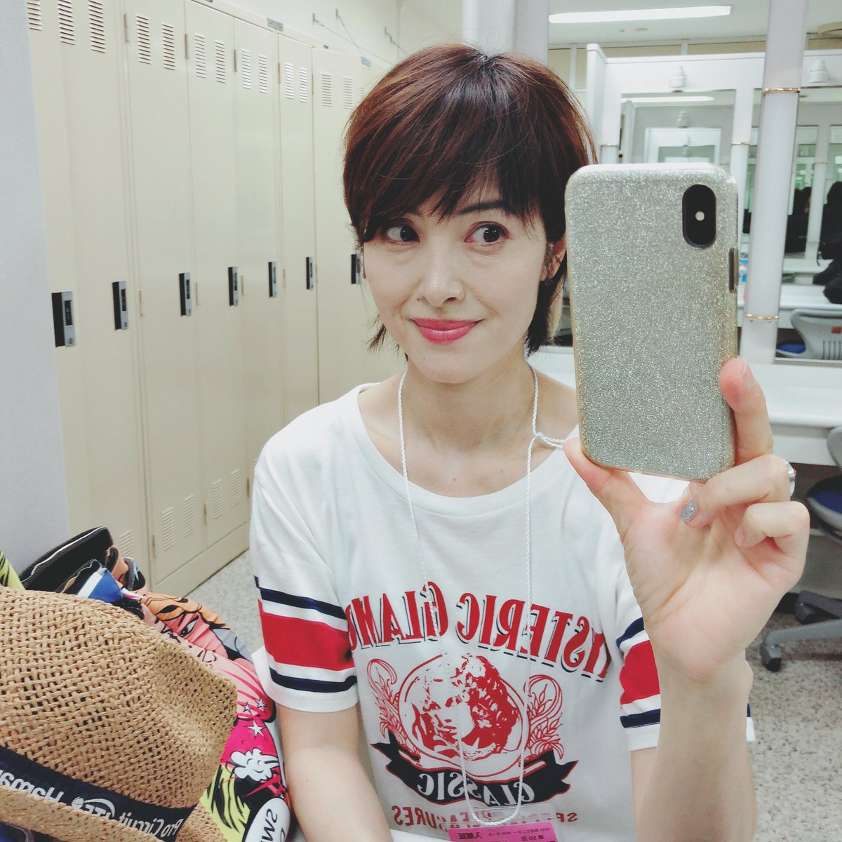 荻野目洋子 出演番組のリハーサル終了 楽屋の鏡に手を近づけて撮ったんだけど 手が別人のように大きく見える 笑 怖い 自撮りで気をつけること