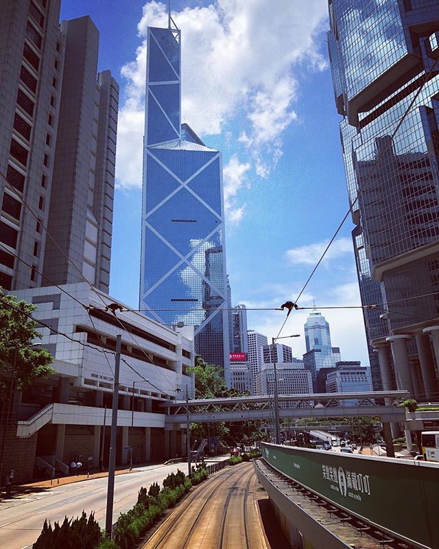 HkTakavic's tweet photo. 香港を代表するビルをトラムから眺める
#bankofchinatower 
#hongkong #香港 #admiralty #金鐘 #tramway #tramways #hktram #hktramway #hktramways #buyma #buyma_ps #バイマ #中銀大廈 #中银大厦 #トラム #ilovetram #香港風景 https://t.co/SybVMkOQ6D https://t.co/kbHwUOKDe4