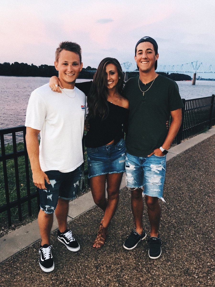 mk_sellers's tweet photo. Happy birthday to one of my bestfriends!! 🤩💘😇 hope 18 is one of the best years yet!!! #yahdig #esskitit 🤪🤪🤪 @Clay_Embry13 https://t.co/PNqyOdN5Y2