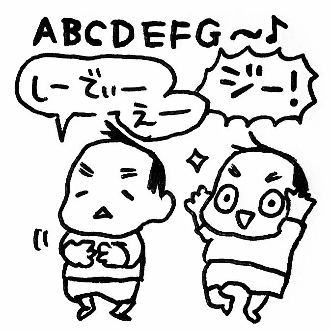 歌から学び、そして歌を歌う事が増えたので、これはちゃんとABCの歌を歌わせるか!と思い、真似してごらーん、と私が歌うんですが、順番バラバラだし、ジー!って何故か喜ぶのでまだまだ英語は先が長そうです(笑)#育児日記 #育児漫画 #10月生まれ #1歳9ヶ月 #なーたん育児記録 #ほぼにちなーたん 