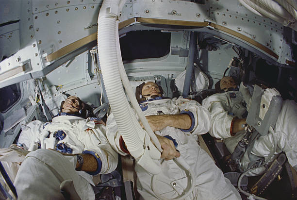 Tansoku102cm 短足沼地人 در توییتر ジム ラヴェルがアポロ13の小説版で アポロ宇宙船は広くて快適な旨述べていましたが実際写真見ると全然広さ違うんですよね 椅子の下も空間あるので活用できたとか 司令船に加えて着陸船の空間も活用できました