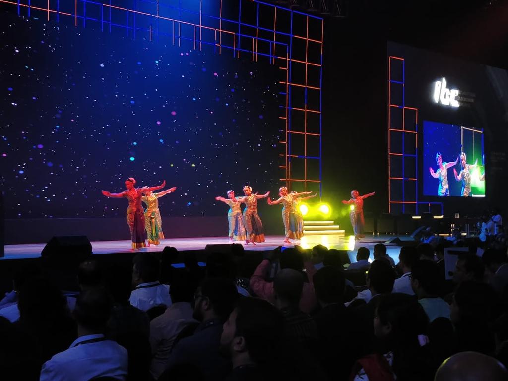 IBCMedia_'s tweet photo. The International Blockchain Congress kicks off with a stunning Kuchipudi performance by the gorgeous dancers from Natya Tarangini! #kuchipudi #IBCIndia2018 https://t.co/zZqPKYHCl7