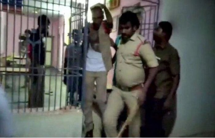 Mob thrashes sub-inspector, three constables inside Nellore police station in Andhra Pradesh
indiasamvad.co.in/investigation/…