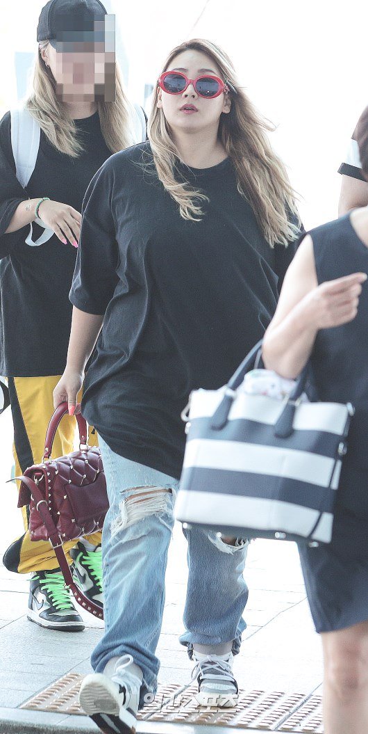 theseoulstory's tweet photo. [#Hyperplay] ✈️ CL at the airport earlier heading to Singapore for MTV Spotlight @ Hyperplay! @chaelinCL See ya soon! https://t.co/1AsPE8Etap