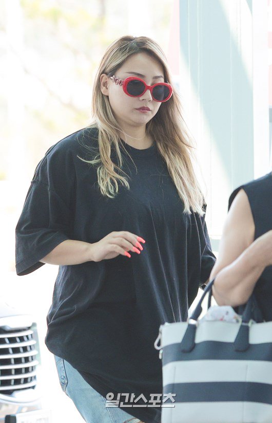 theseoulstory's tweet photo. [#Hyperplay] ✈️ CL at the airport earlier heading to Singapore for MTV Spotlight @ Hyperplay! @chaelinCL See ya soon! https://t.co/1AsPE8Etap